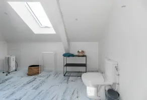 Loft design au centre-ville avec jardin et parking - Image 2