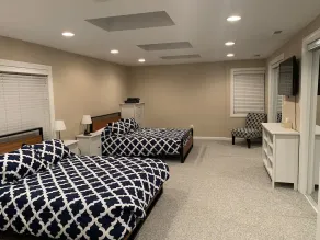 Newly Remodeled! Near Old Town - 2 metros - Solar Home away from home 1600sq - Image 4