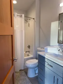 Blick auf das Wasser von diesem New Northwest Modern Home mit Whirlpool - Image 4