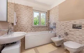 Holiday home with swimming pool and beautiful garden - Image 2