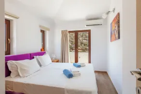 Sea views, short drive to the beach and shops! - Image 4