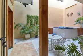 Colonial Oasis: Stylish Retreat with Free WiFi and Invigorating Hot Water - Image 2