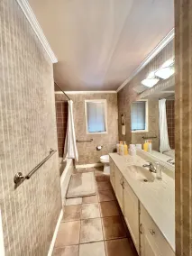 Waterfront Sunrise bungalow w/Swimming Pool - Image 4