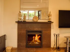 Spacious bungalow with large secure garden in middle of a medieval village - Image 2