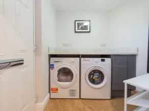 Central large 3 bedroom home - Image 2