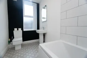 1 Bedroom apartment -In Leeds near Dance school - Image 2