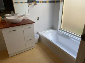 AVALON BAY BEACH HOUSE - Image 2