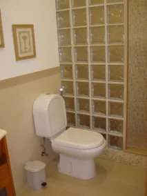 1 Schlafzimmer mit Blick auf den Tejo - Image 3