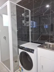 3km from CBD. 4-year-old, modern, self-contained unit with a homely touch. - Image 3