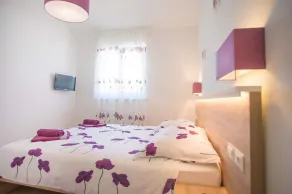 Holiday apartment with pool - Image 5