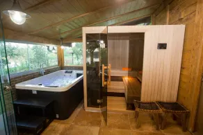 Amazing Chalet with Private Garden, Hot Tub, Sauna, Great Location by the River - Image 5