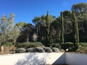 Tyst modernt hus med säker uppvärmd pool och stor trädgård - Image 2