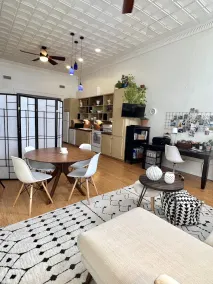 Gorgeous loft in historic building near HPU, restaurants, shops. - Image 4