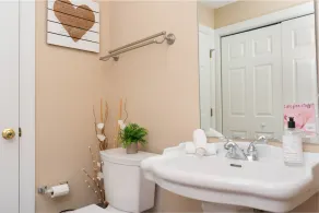One Bedroom Hideaway w/ free parking steps to Downtown - Image 3