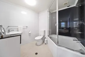 Inner-City 2-Bed with Parking, Pool, Gym & BBQ - Image 4