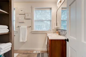 Cozy home in the heart of Vancouver.  Next to a park. Few min drive to PDX. - Image 3