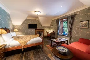 Rhododendron Suite -With views of the rhododendron trees on the hillside - Image 3