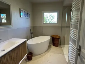 Fristående villa med stor trädgård och pool - Image 2