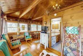 Historic dog-friendly cabin overlooking Lake Lucerne with deck & great views - Image 3