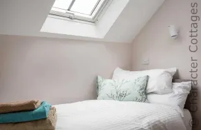 OYSTER BARN, pet friendly, character holiday cottage in Naunton - Image 3