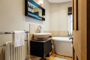 Stunning 2BD Townhouse in Cheltenham - Image 3