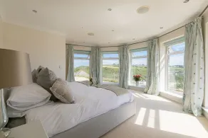 Luxury spacious sea front house with indoor swimming pool - Image 3