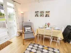 SEAS THE DAY, family friendly, with a garden in Ventnor - Image 5