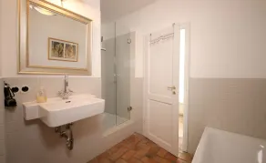 Exclusive, large apartment with 3 bedrooms, fireplace and terrace - Image 3