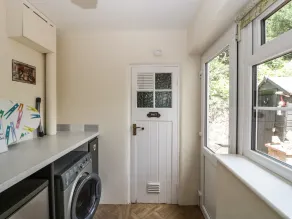 ELERI COTTAGE, pet friendly, with a garden in Great Malvern - Image 2