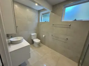 3 Bedroom, pet friendly unit, 2min walk from main street, beach and supermarket. - Image 4