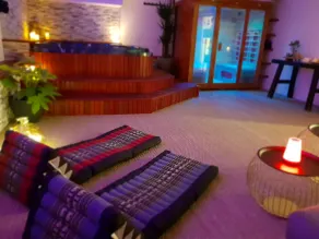 Suite Avec Jacuzzi et Sauna Privatifs à Clisson - Image 2