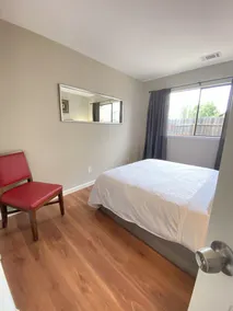 Comfy and freshly updated 2/1 duplex - Image 4
