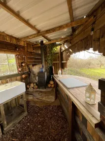 Silverlock’s Hide - Off grid romantic hideaway with private wood fired hot tub - Image 2