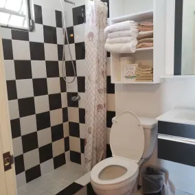 Spacious 3 bedroom 2 bath home close to town - Image 2