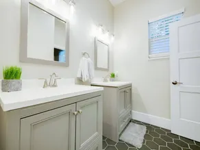 *Oct-Nov Special* Beach|Downtown|Coastal Cottage - Image 2
