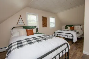 Spacious Retreat, High Speed Wi-Fi! Walk To Lake and Camp of the Woods! - Image 4