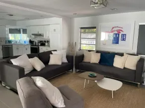 Beach house, feet from the sand - Image 4