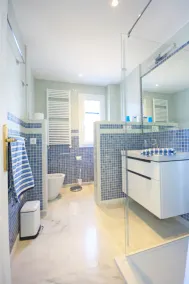 Charmig, modern villa med trädgård, pool och havsutsikt - Image 4