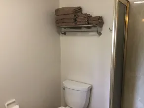Gemütliche Hütte in den Kiefern!  Schönes Grundstück mit viel Platz! - Image 3