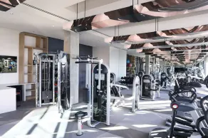 Cozy West Loop 1BR w/ Pool, Gym, nr. Restaurant Row, by Blueground - Image 3