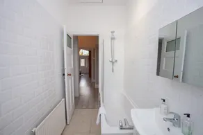 Charming 2 Bed Flat in Giffnock - Image 4