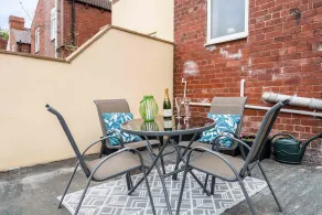 Modern apartment - 200 metres from M62 - Image 5