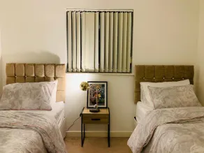 Green Lantern, Private En-suite Double Room, Garden and Free Parking - Image 2