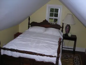 Un dormitorio y un baño Cabaña en una Granja de ganado 250 Acre. - Image 3