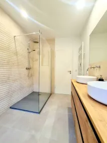 Contemporary 2 bedroom with parking space - Image 2