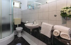 1 bedroom awesome apartment in Arbanija - Image 3