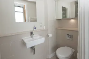 Only 1 of 2 flats in Horizon View offering top floor and 6 windows onto the sea - Image 4