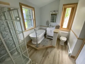 Peaceful waterfront home on quiet cove with outdoor sauna near shops & hiking - Image 3