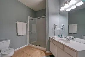 Deluxe 3 Bedroom Apartment 404 - Image 4