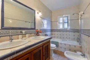 Villa in Marbella 10 minutes from the beach in a natural setting - Image 4
